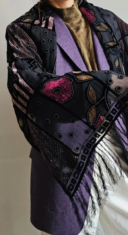 Szal jedwabny vintage czarny haftowany frędzle