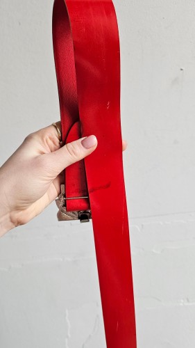 Czerwony pasek skórzany vintage z ozdobną klamrą