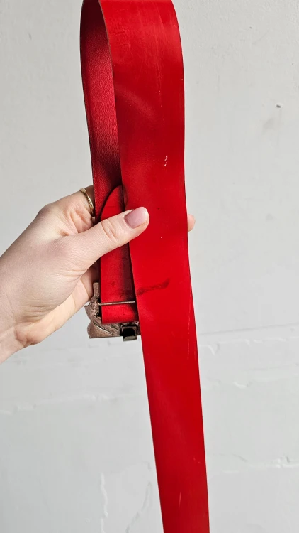 Czerwony pasek skórzany vintage z ozdobną klamrą