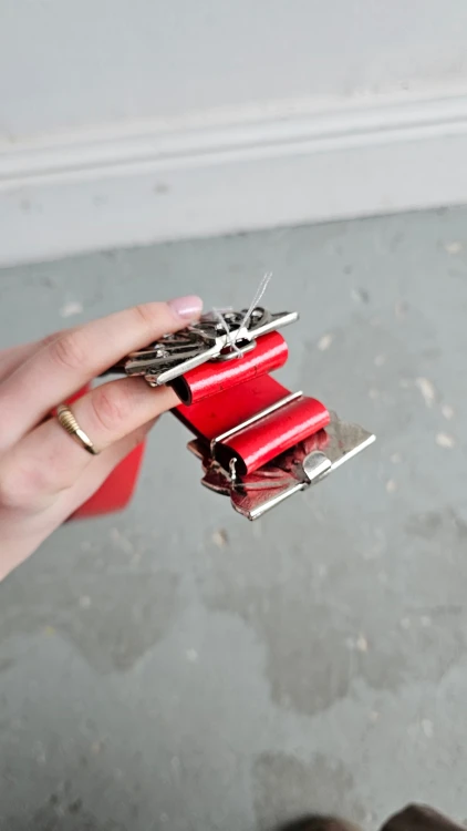 Czerwony pasek skórzany vintage z ozdobną klamrą