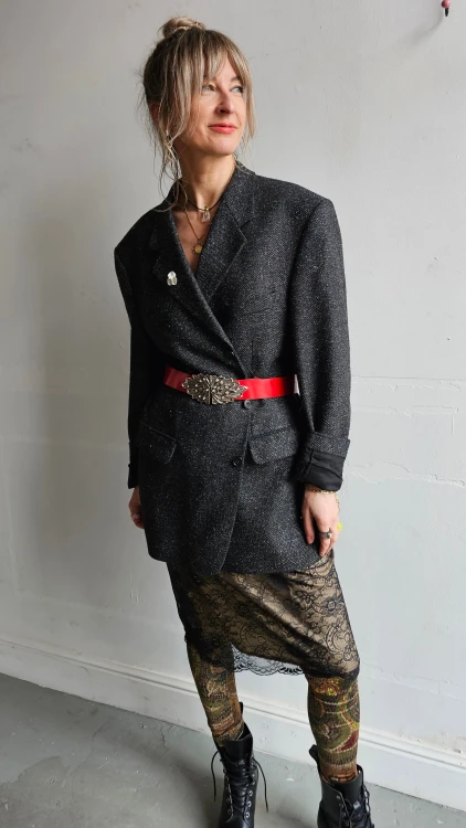 Czerwony pasek skórzany vintage z ozdobną klamrą