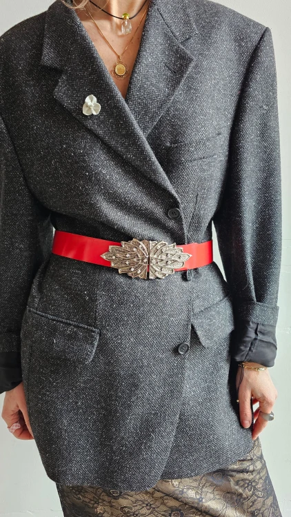 Czerwony pasek skórzany vintage z ozdobną klamrą