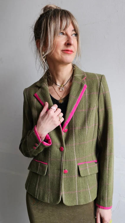 Wełniana marynarka w kratę z różowym wykończeniem