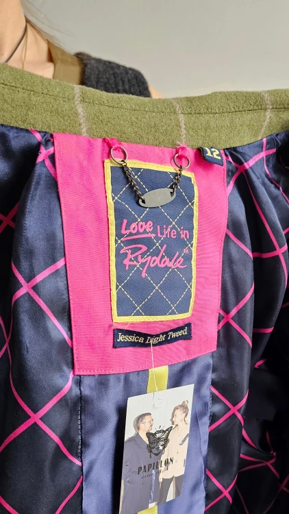 Wełniana marynarka w kratę z różowym wykończeniem