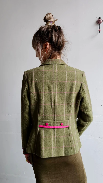 Wełniana marynarka w kratę z różowym wykończeniem